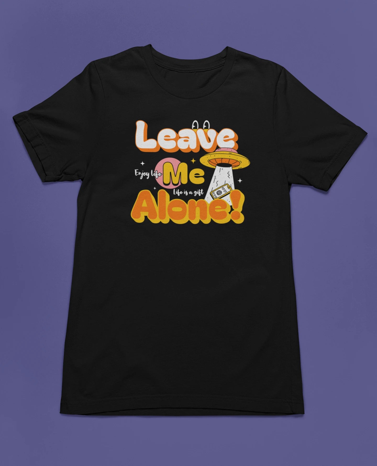 Leave Me Alone! Lustiges Introvert & Anti-Stress T-Shirt – Cartoon UFO Design – schwarz T-Shirt als flatlay-Mockup, modernes Gaming-Design und hochwertiges Produktfoto.