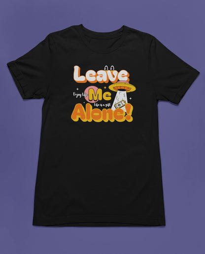 Leave Me Alone! Lustiges Introvert & Anti-Stress T-Shirt – Cartoon UFO Design – schwarz T-Shirt als flatlay-Mockup, modernes Gaming-Design und hochwertiges Produktfoto.