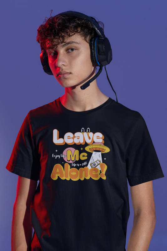 Leave Me Alone! Lustiges Introvert & Anti-Stress T-Shirt – Cartoon UFO Design – schwarz T-Shirt als maennlich-Mockup, modernes Gaming-Design und hochwertiges Produktfoto.