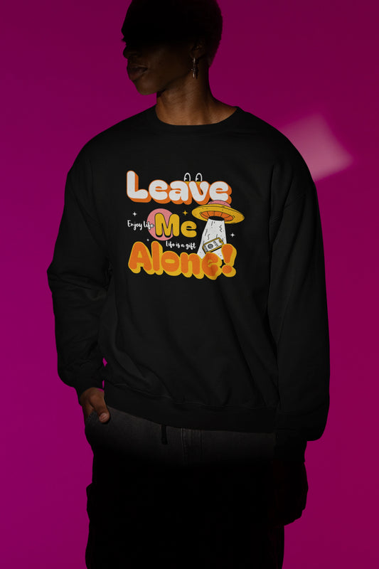 Leave Me Alone! – UFO Cartoon Pullover fuer Introverts & Space-Lovers – schwarz Pullover als Maennliches Model-Mockup, hochwertiges Nerd- & Gaming-Design Produktfoto.