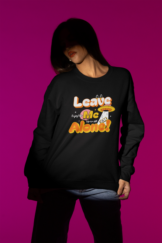 Leave Me Alone! – UFO Cartoon Pullover fuer Introverts & Space-Lovers – schwarz Pullover als Weibliches Model-Mockup, hochwertiges Nerd- & Gaming-Design Produktfoto.