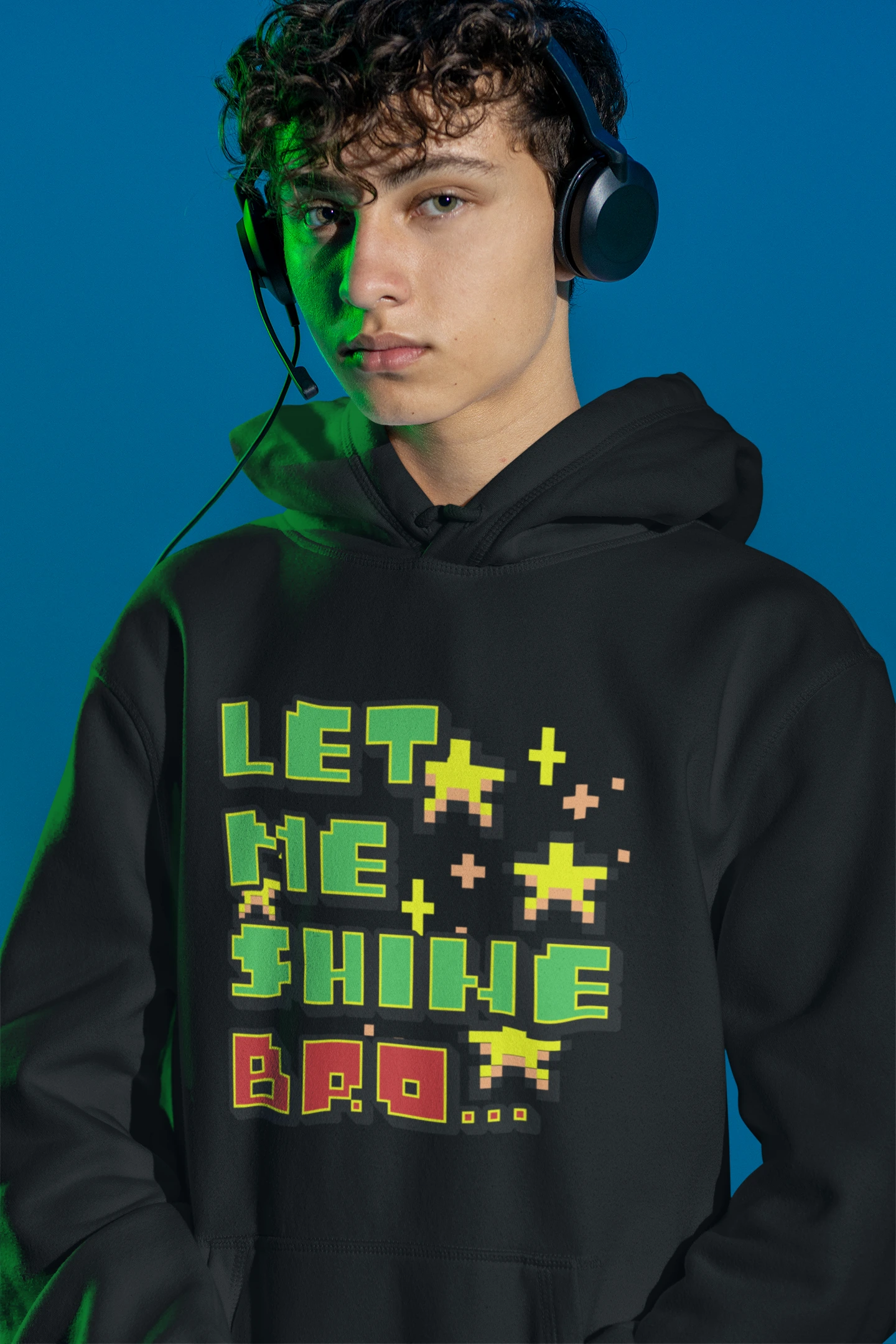 Let Me Shine Bro… | Pixel Hoodie im Retro-Arcade Style – schwarz Hoodie als maennlich-Mockup, modernes Gaming-Design und hochwertiges Produktfoto.