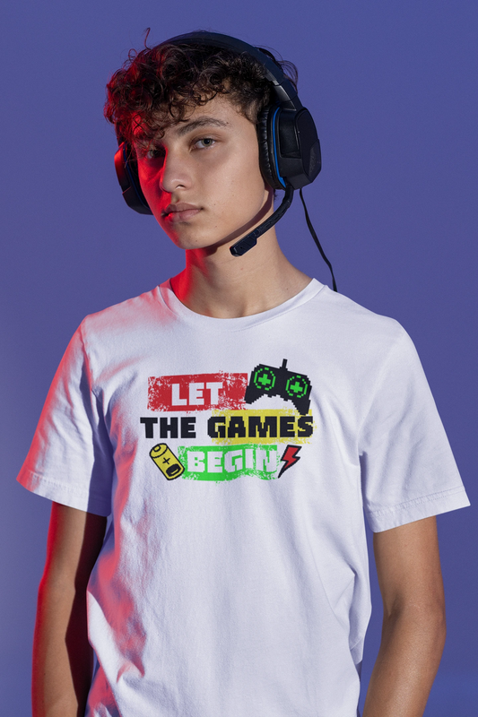 Let the Games Begin | Gamer & Pixel T-Shirt im Retro-Stil – weiss T-Shirt als maennlich-Mockup, modernes Gaming-Design und hochwertiges Produktfoto.