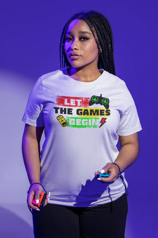 Let the Games Begin | Gamer & Pixel T-Shirt im Retro-Stil – weiss T-Shirt als weiblich-Mockup, modernes Gaming-Design und hochwertiges Produktfoto.