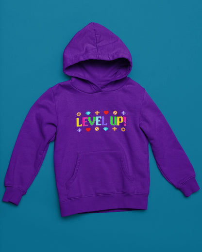 Level Up! | Bunter Pixel-Hoodie fuer Gamer – lila Hoodie als flatlay-Mockup, modernes Gaming-Design und hochwertiges Produktfoto.
