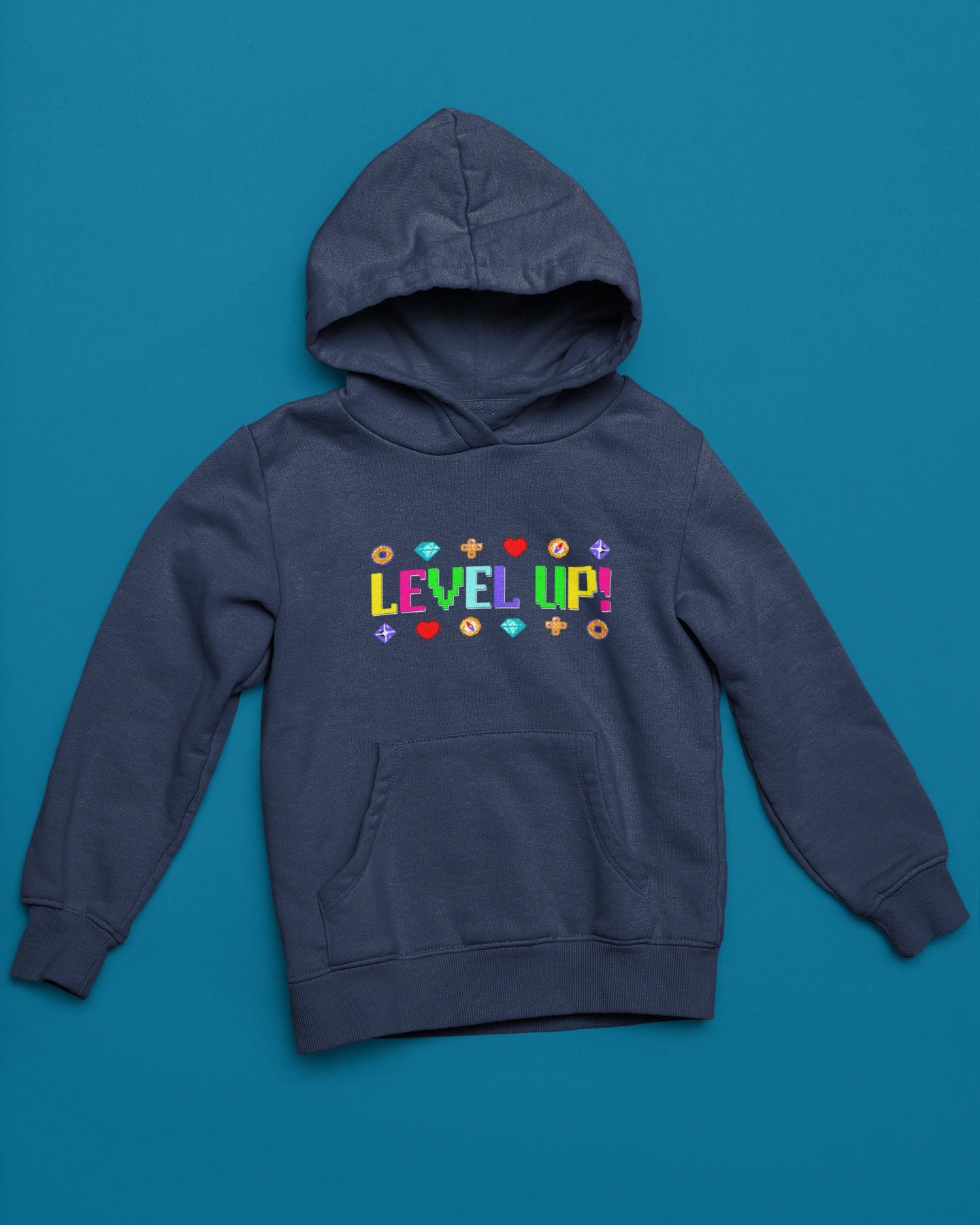 Level Up! | Bunter Pixel-Hoodie fuer Gamer – marine Hoodie als flatlay-Mockup, modernes Gaming-Design und hochwertiges Produktfoto.