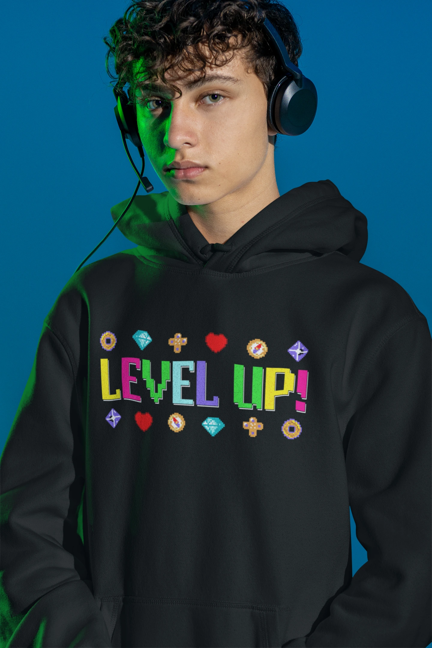Level Up! | Bunter Pixel-Hoodie fuer Gamer – schwarz Hoodie als maennlich-Mockup, modernes Gaming-Design und hochwertiges Produktfoto.