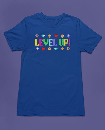 Level Up! | Buntes Retro Gamer T-Shirt im 8-Bit-Stil – blau T-Shirt als flatlay-Mockup, modernes Gaming-Design und hochwertiges Produktfoto.