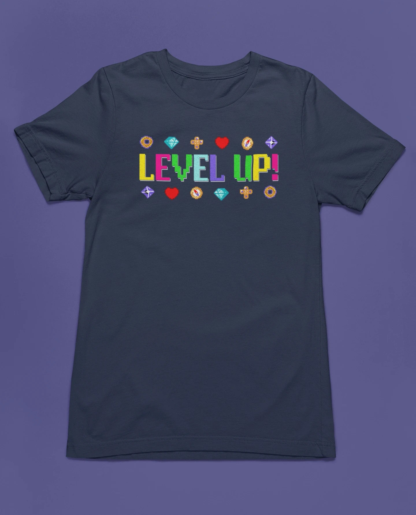 Level Up! | Buntes Retro Gamer T-Shirt im 8-Bit-Stil – marine T-Shirt als flatlay-Mockup, modernes Gaming-Design und hochwertiges Produktfoto.