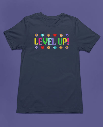 Level Up! | Buntes Retro Gamer T-Shirt im 8-Bit-Stil – marine T-Shirt als flatlay-Mockup, modernes Gaming-Design und hochwertiges Produktfoto.