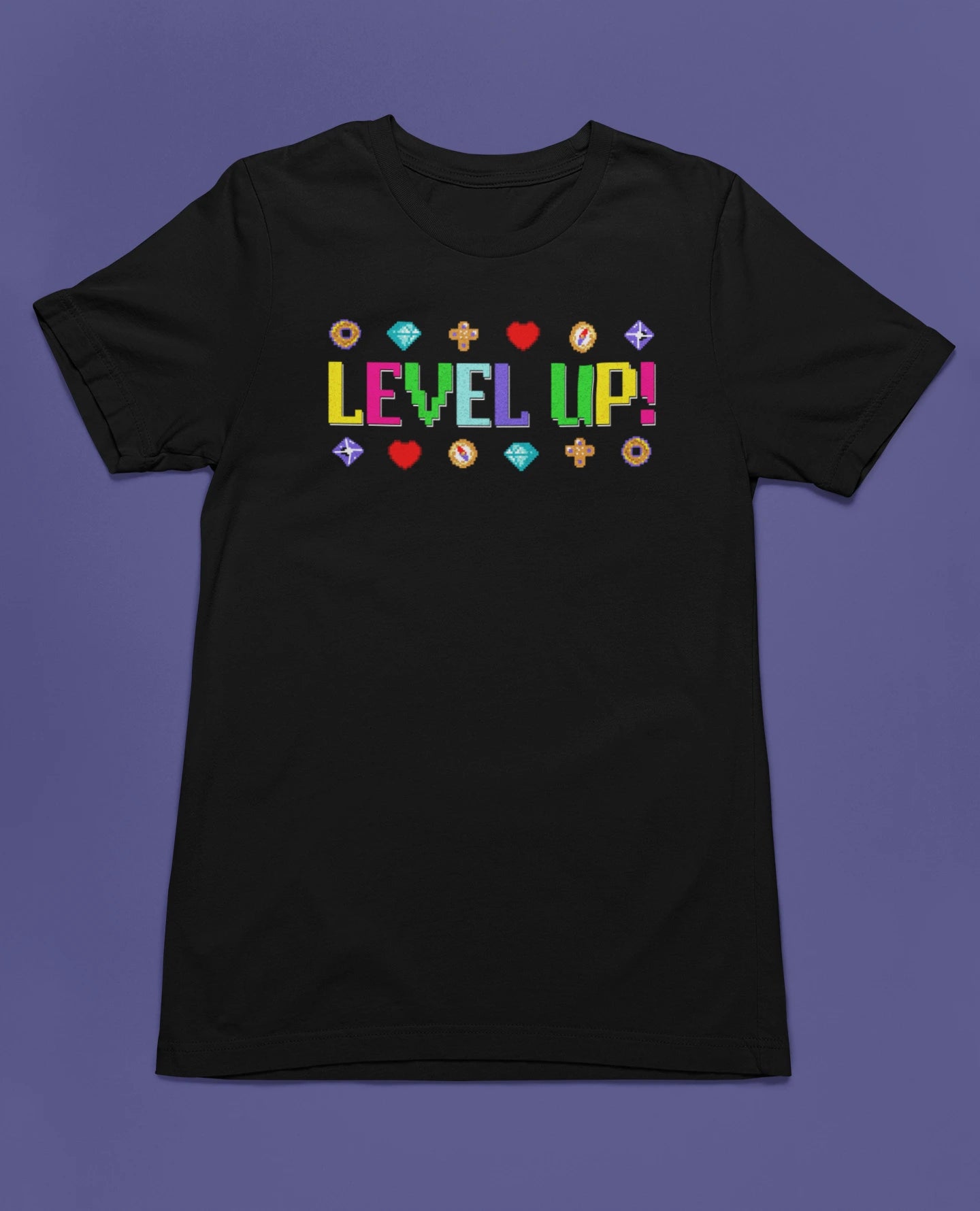 Level Up! | Buntes Retro Gamer T-Shirt im 8-Bit-Stil – schwarz T-Shirt als flatlay-Mockup, modernes Gaming-Design und hochwertiges Produktfoto.