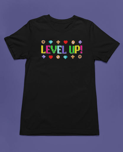 Level Up! | Buntes Retro Gamer T-Shirt im 8-Bit-Stil – schwarz T-Shirt als flatlay-Mockup, modernes Gaming-Design und hochwertiges Produktfoto.
