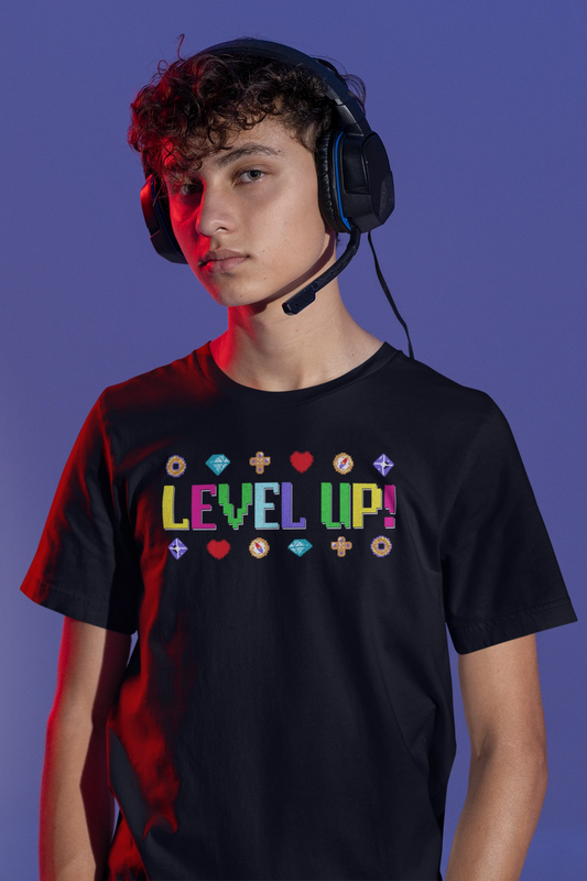 Level Up! | Buntes Retro Gamer T-Shirt im 8-Bit-Stil – schwarz T-Shirt als maennlich-Mockup, modernes Gaming-Design und hochwertiges Produktfoto.