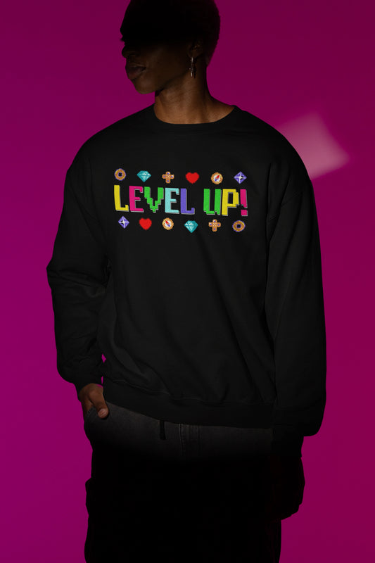 Level Up! – Buntes Retro-Pixel Gamer Pullover – schwarz Pullover als Maennliches Model-Mockup, hochwertiges Nerd- & Gaming-Design Produktfoto.