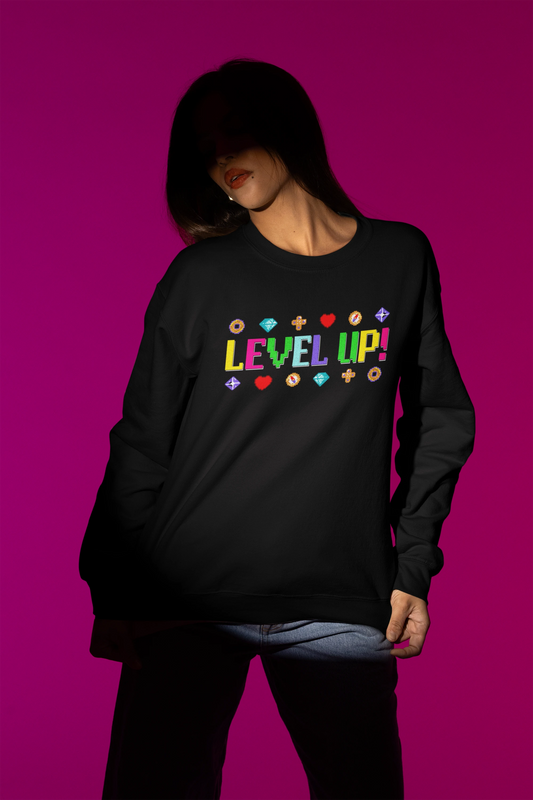Level Up! – Buntes Retro-Pixel Gamer Pullover – schwarz Pullover als Weibliches Model-Mockup, hochwertiges Nerd- & Gaming-Design Produktfoto.