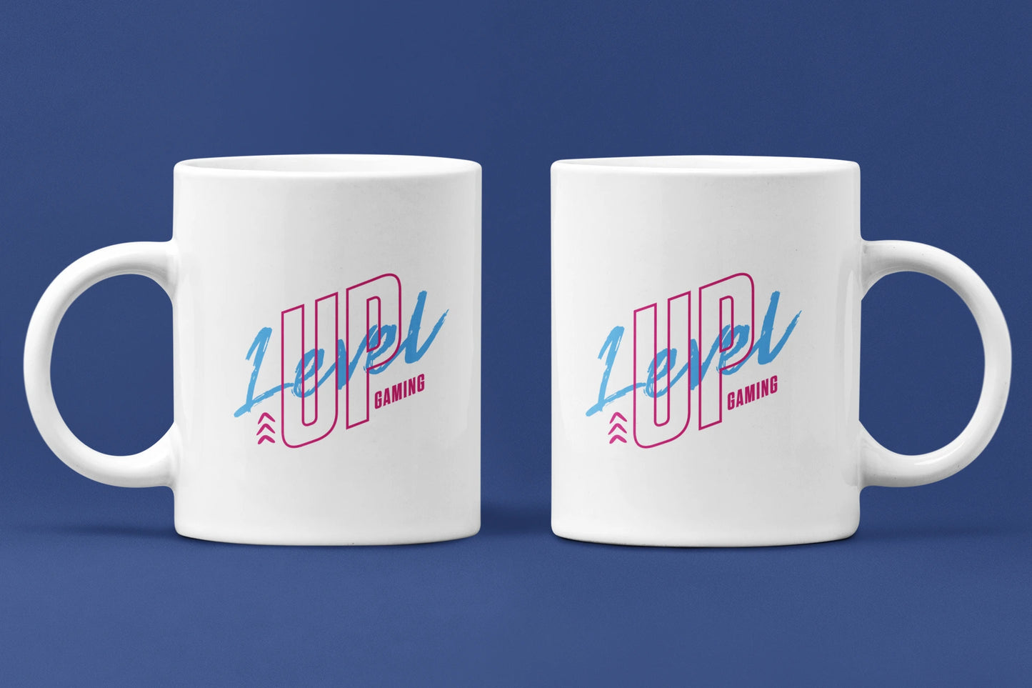 Level Up Gaming – Keramiktasse (325 ml) – 325 ml Keramiktasse als Doppel-Mockup, hochwertiges Gaming- & Nerd-Design Produktfoto.