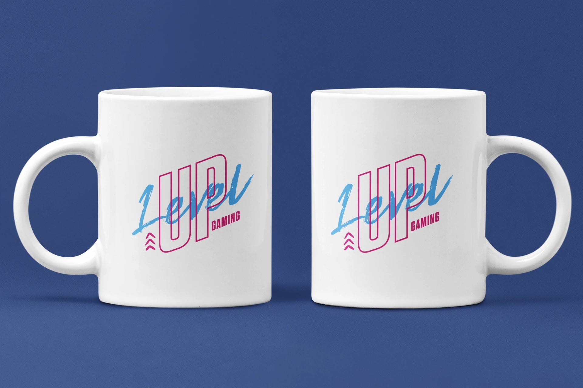 Level Up Gaming – Keramiktasse (325 ml) – 325 ml Keramiktasse als Doppel-Mockup, hochwertiges Gaming- & Nerd-Design Produktfoto.