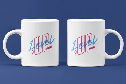 Level Up Gaming – Keramiktasse (325 ml) – 325 ml Keramiktasse als Doppel-Mockup, hochwertiges Gaming- & Nerd-Design Produktfoto.