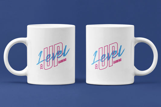 Level Up Gaming – Keramiktasse (325 ml) – 325 ml Keramiktasse als Doppel-Mockup, hochwertiges Gaming- & Nerd-Design Produktfoto.