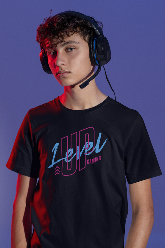 Level Up Gaming – Neon Gamer T-Shirt für Digital Creatives – schwarz T-Shirt als maennlich-Mockup, modernes Gaming-Design und hochwertiges Produktfoto.