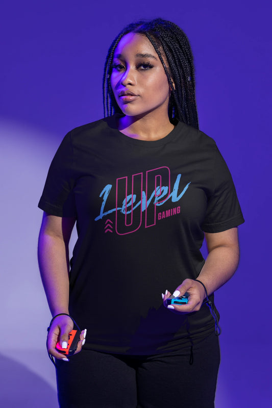 Level Up Gaming – Neon Gamer T-Shirt für Digital Creatives – schwarz T-Shirt als weiblich-Mockup, modernes Gaming-Design und hochwertiges Produktfoto.