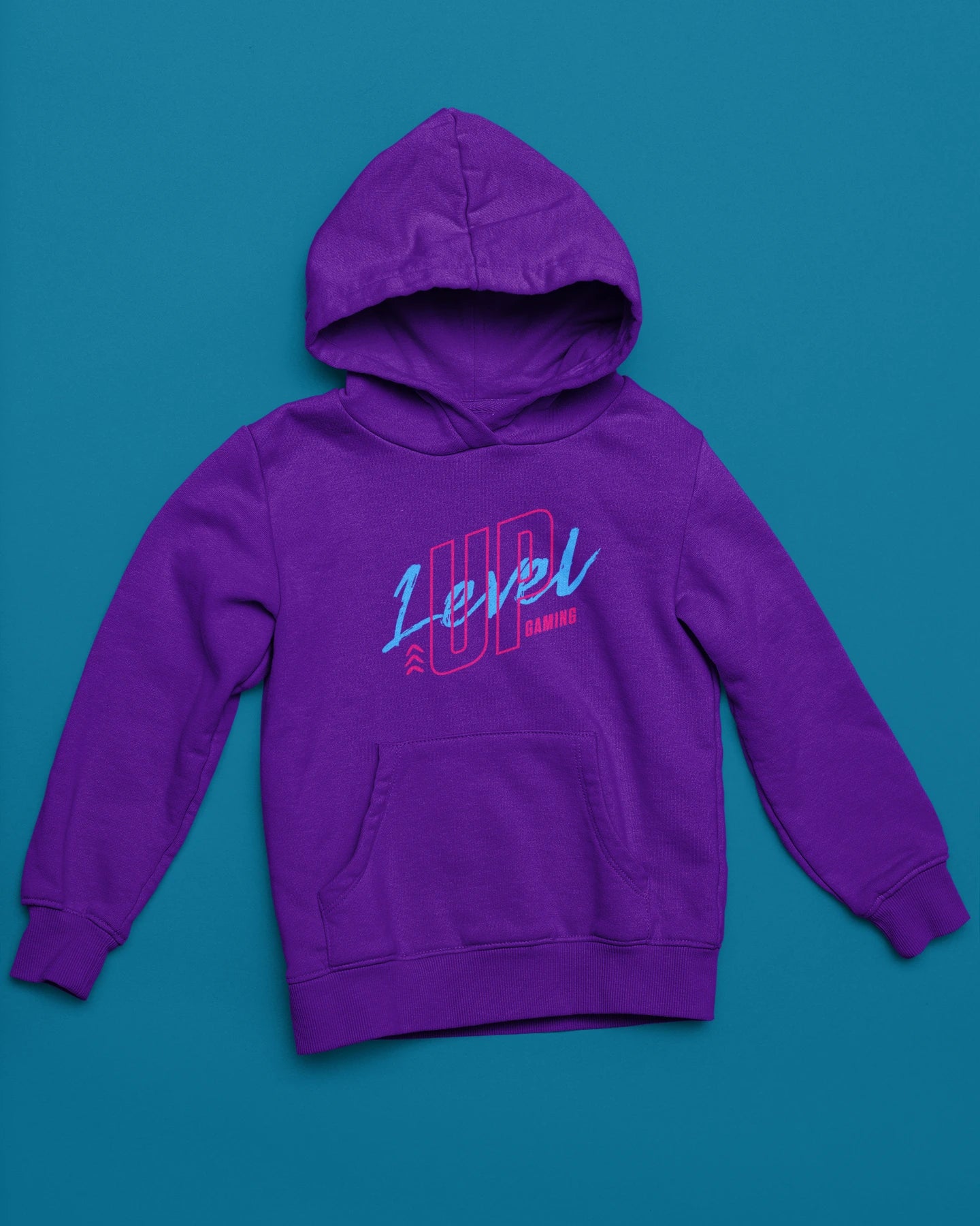 Level Up Gaming | Neon-Hoodie im modernen Retro-Style – lila Hoodie als flatlay-Mockup, modernes Gaming-Design und hochwertiges Produktfoto.