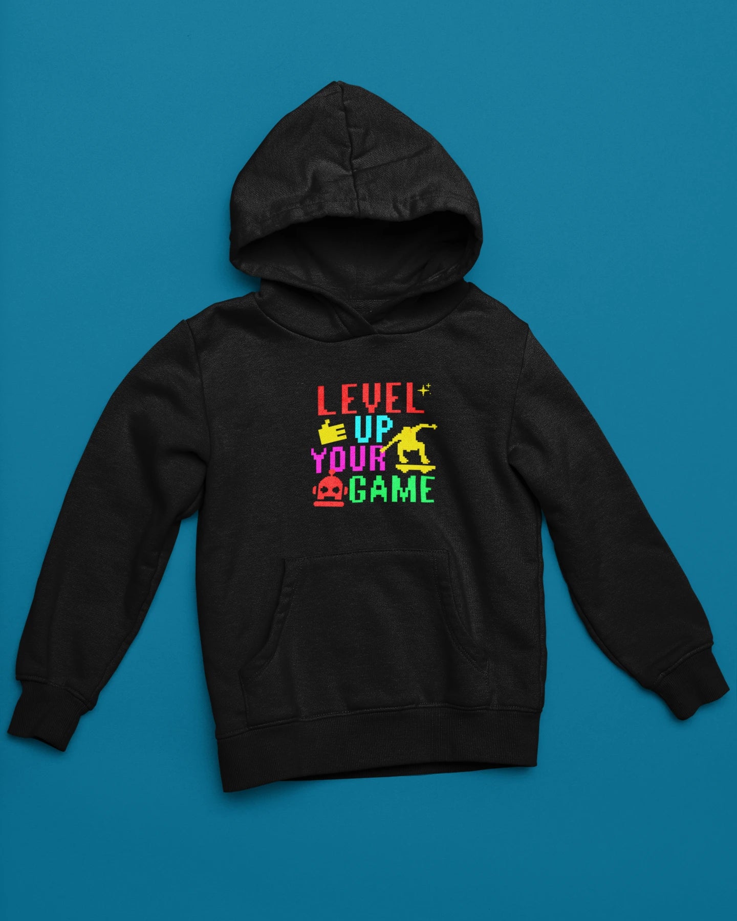 Level Up Your Game | Bunter Pixel-Hoodie fuer Gamer & Creator – schwarz Hoodie als flatlay-Mockup, modernes Gaming-Design und hochwertiges Produktfoto.