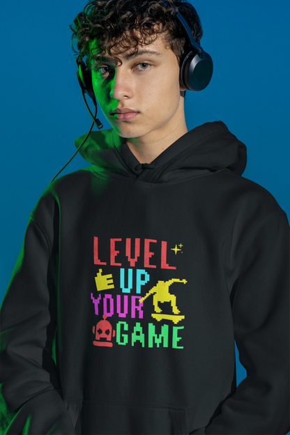 Level Up Your Game | Bunter Pixel-Hoodie fuer Gamer & Creator – schwarz Hoodie als maennlich-Mockup, modernes Gaming-Design und hochwertiges Produktfoto.