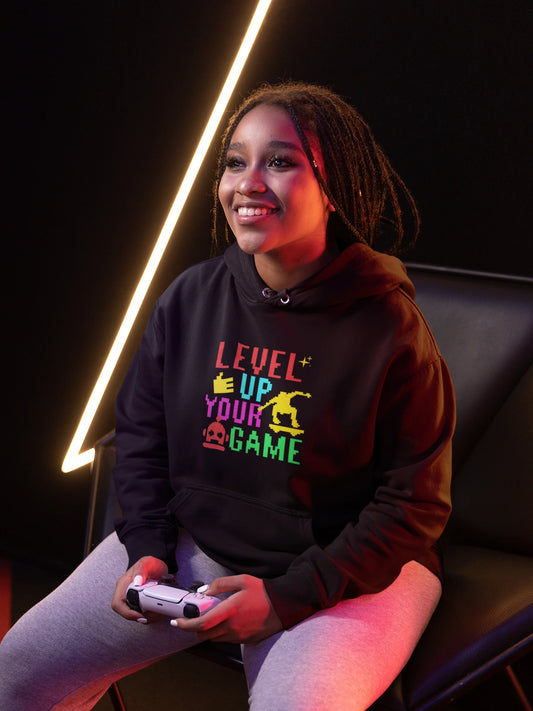 Level Up Your Game | Bunter Pixel-Hoodie fuer Gamer & Creator – schwarz Hoodie als weiblich-Mockup, modernes Gaming-Design und hochwertiges Produktfoto.