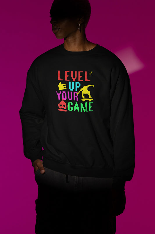 Level Up Your Game – Bunter Retro-Pixel Gamer Pullover – schwarz Pullover als Maennliches Model-Mockup, hochwertiges Nerd- & Gaming-Design Produktfoto.