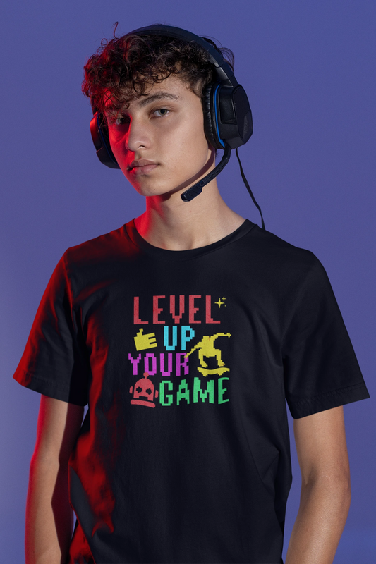 Level Up Your Game | Farbiges Retro Gamer T-Shirt im 8-Bit-Stil – schwarz T-Shirt als maennlich-Mockup, modernes Gaming-Design und hochwertiges Produktfoto.