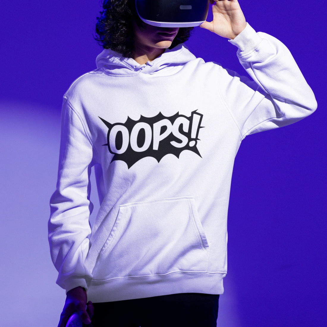 Lustiger Gamer Hoodie - Oops! weiss – Gaming Hoodie getragen von maennlichem Model mit Lustiger  Oops! Print