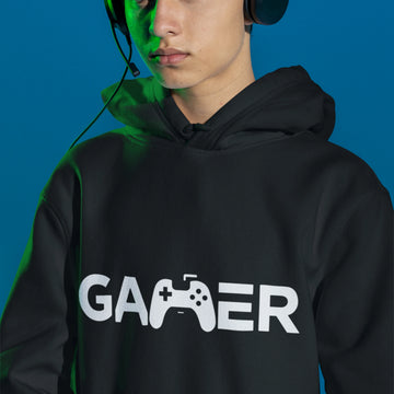 Minimalistischer Gamer Hoodie schwarz – Gaming Hoodie getragen von maennlichem Model mit Minimalistischer Gamer Print