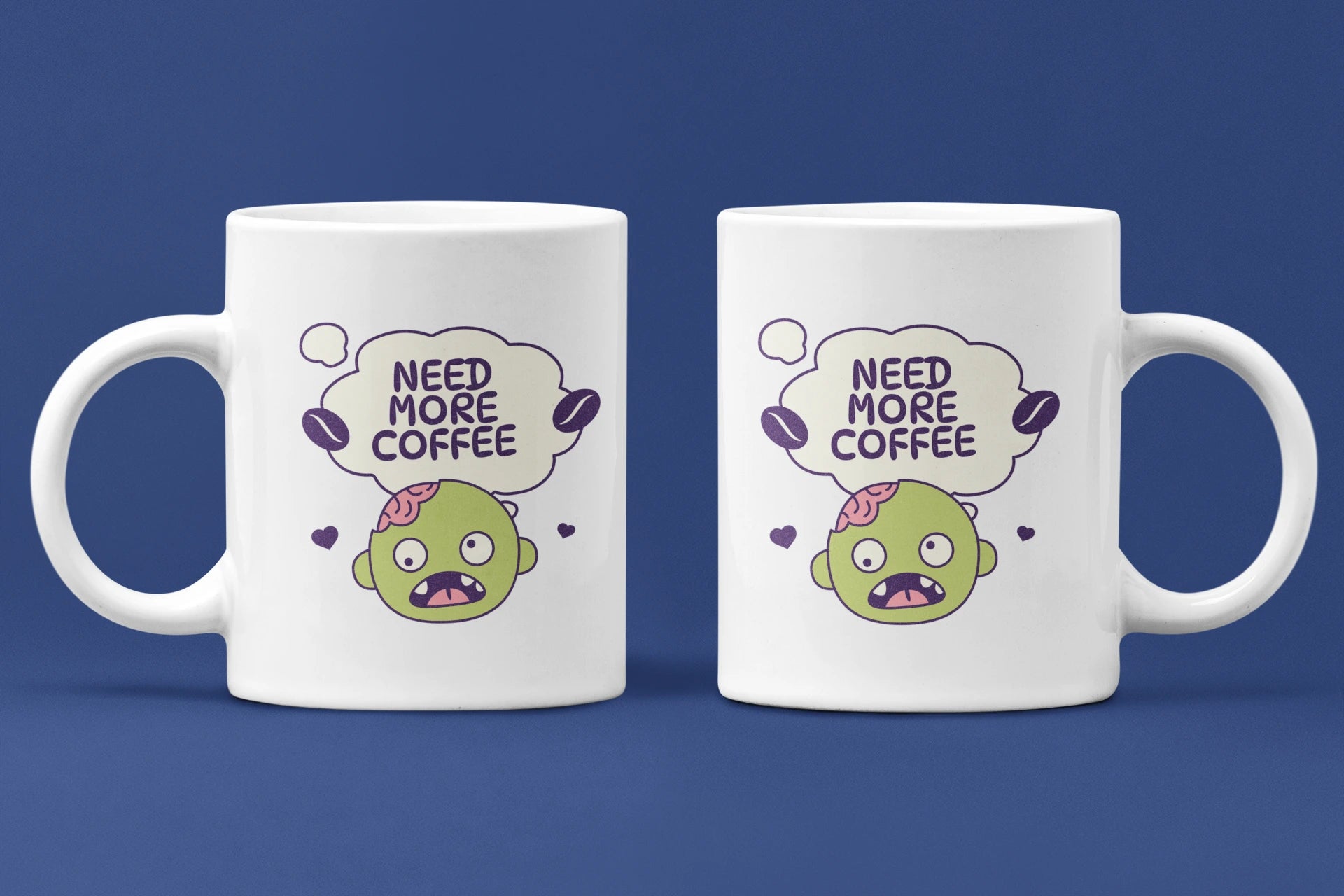 Need More Coffee – Keramiktasse (325 ml) – 325 ml Keramiktasse als Doppel-Mockup, hochwertiges Gaming- & Nerd-Design Produktfoto.