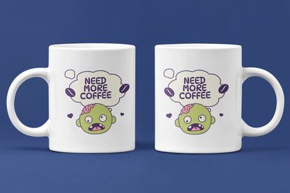 Need More Coffee – Keramiktasse (325 ml) – 325 ml Keramiktasse als Doppel-Mockup, hochwertiges Gaming- & Nerd-Design Produktfoto.