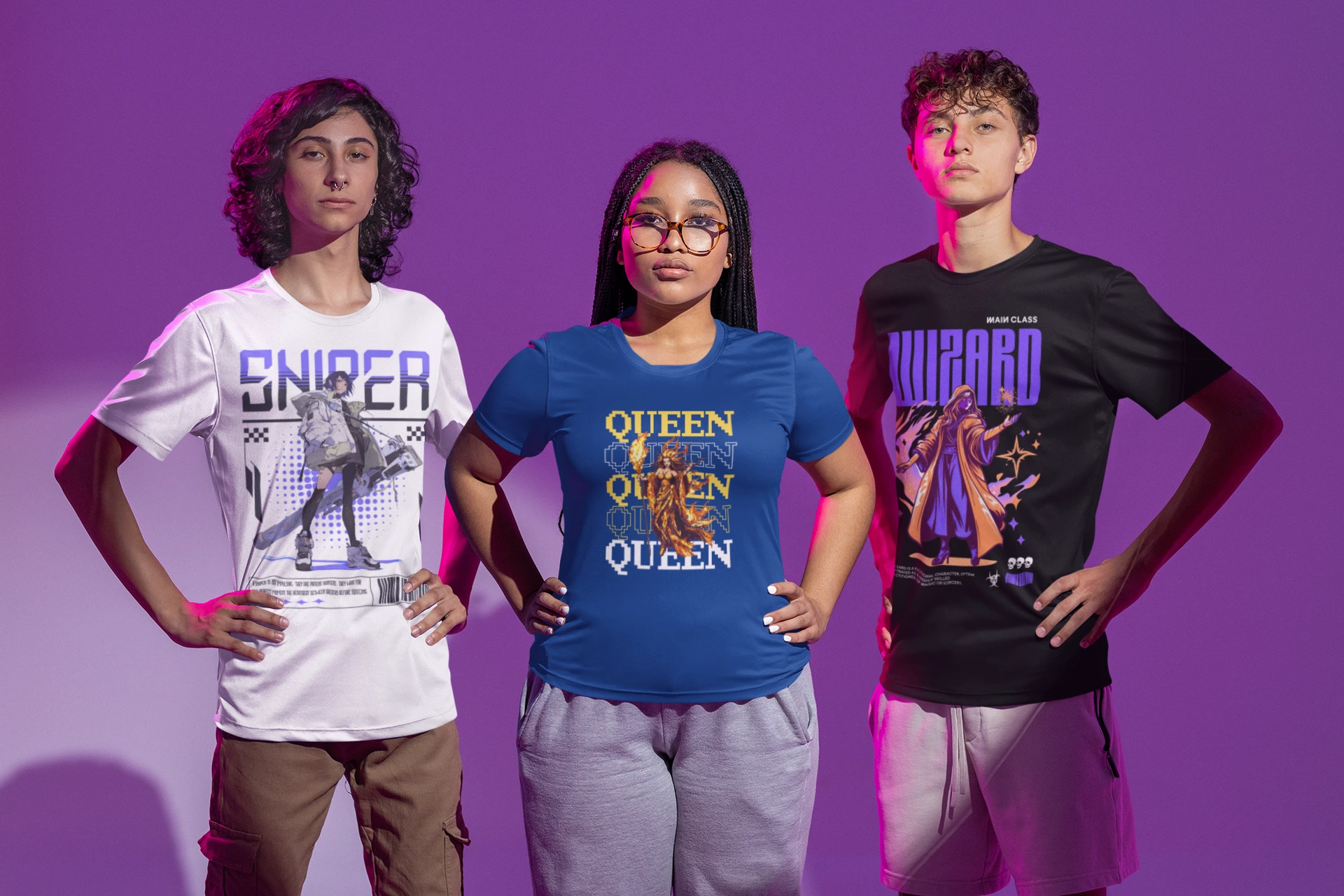 Drei Personen in Gaming-Shirts posieren im Studio – T-Shirt Mockup für Nerdrovert Mode.