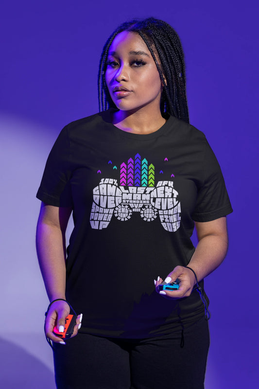 Next Level – Gamer T-Shirt mit Controller Typografie Design – schwarz T-Shirt als weiblich-Mockup, modernes Gaming-Design und hochwertiges Produktfoto.