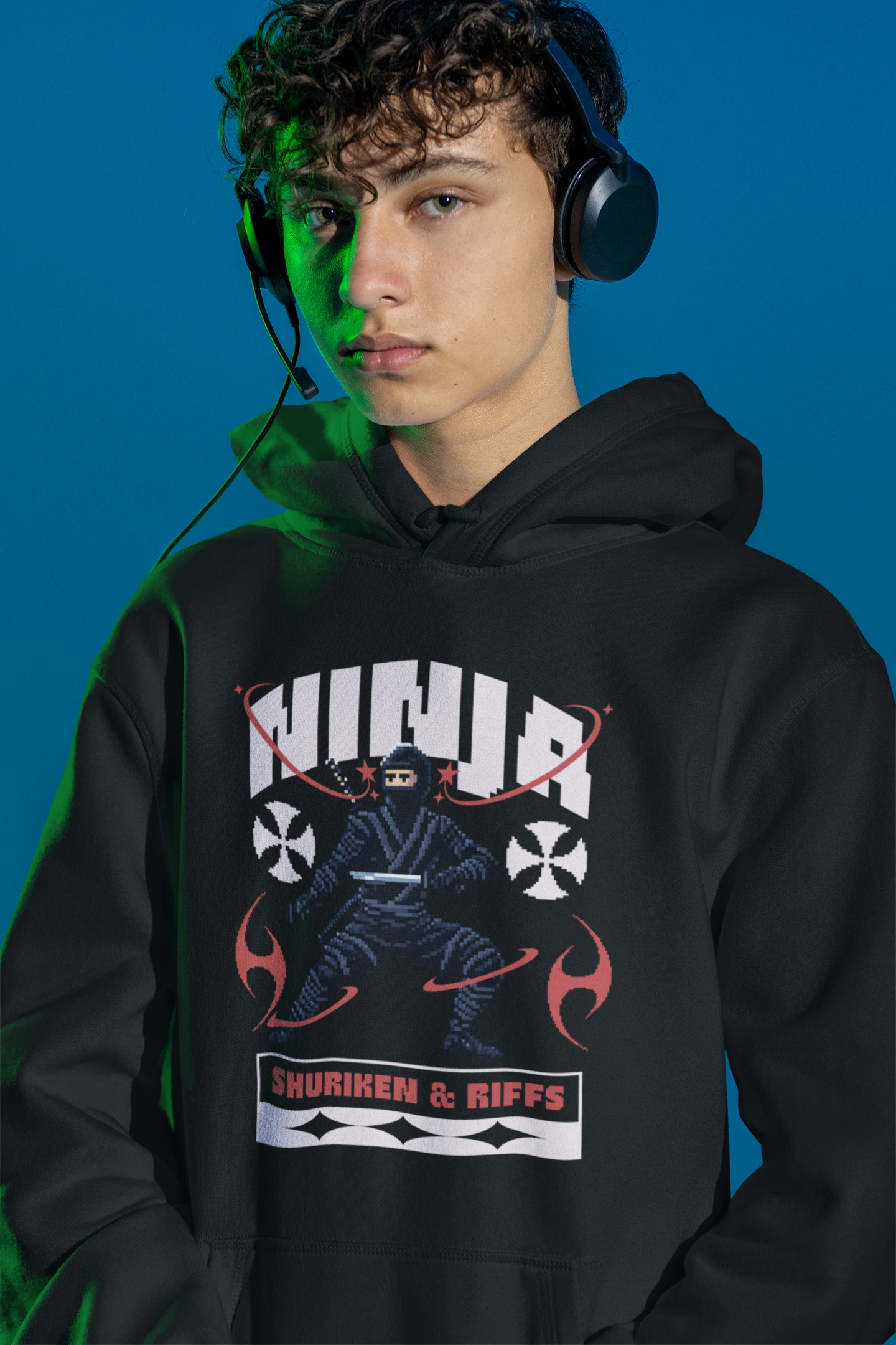 Ninja | Pixel-Stealth Hoodie fuer Schattenkrieger – schwarz Hoodie als maennlich-Mockup, modernes Gaming-Design und hochwertiges Produktfoto.