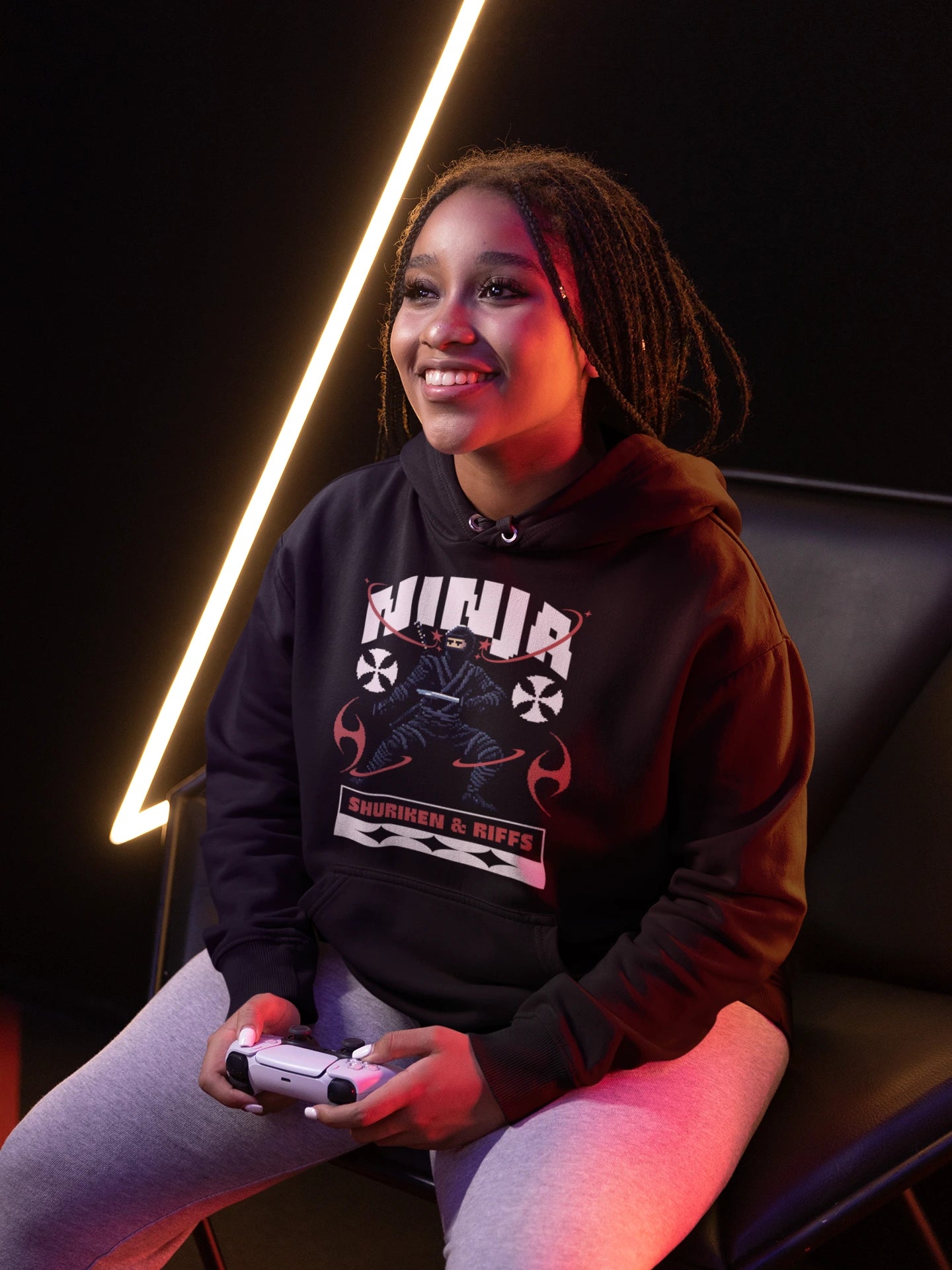 Ninja | Pixel-Stealth Hoodie fuer Schattenkrieger – schwarz Hoodie als weiblich-Mockup, modernes Gaming-Design und hochwertiges Produktfoto.