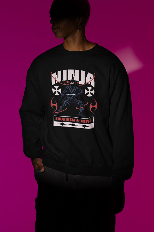 Ninja – Shuriken & Riffs | Retro Pixel Warrior Pullover – schwarz Pullover als Maennliches Model-Mockup, hochwertiges Nerd- & Gaming-Design Produktfoto.