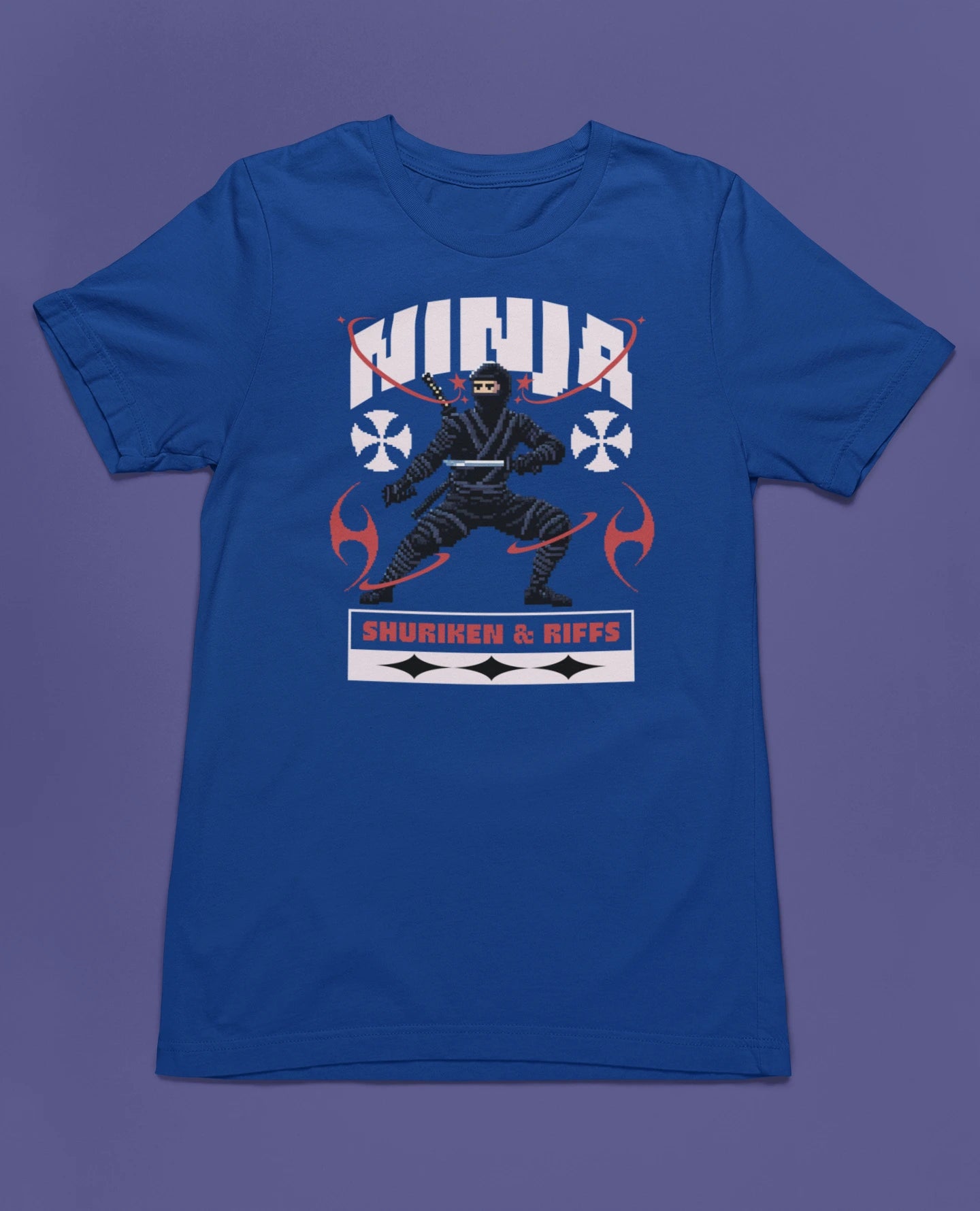 Ninja – Shuriken & Riffs | Retro Pixel Warrior T-Shirt für Gamer & Japan-Fans – blau T-Shirt als flatlay-Mockup, modernes Gaming-Design und hochwertiges Produktfoto.