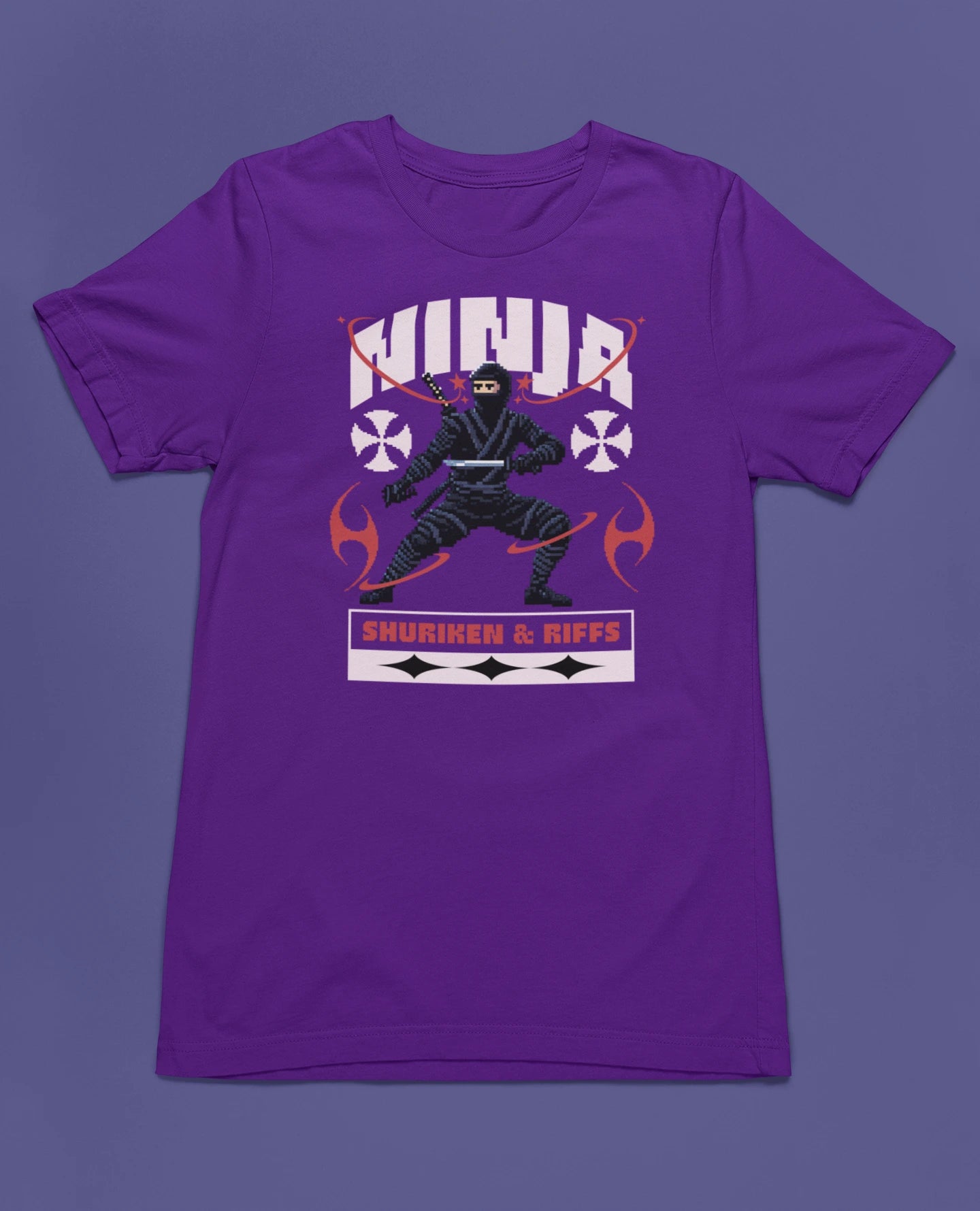 Ninja – Shuriken & Riffs | Retro Pixel Warrior T-Shirt für Gamer & Japan-Fans – lila T-Shirt als flatlay-Mockup, modernes Gaming-Design und hochwertiges Produktfoto.