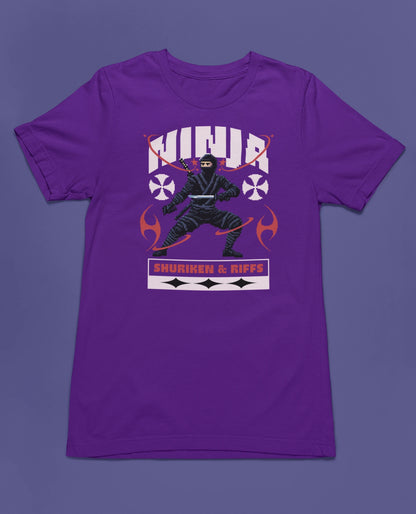 Ninja – Shuriken & Riffs | Retro Pixel Warrior T-Shirt für Gamer & Japan-Fans – lila T-Shirt als flatlay-Mockup, modernes Gaming-Design und hochwertiges Produktfoto.