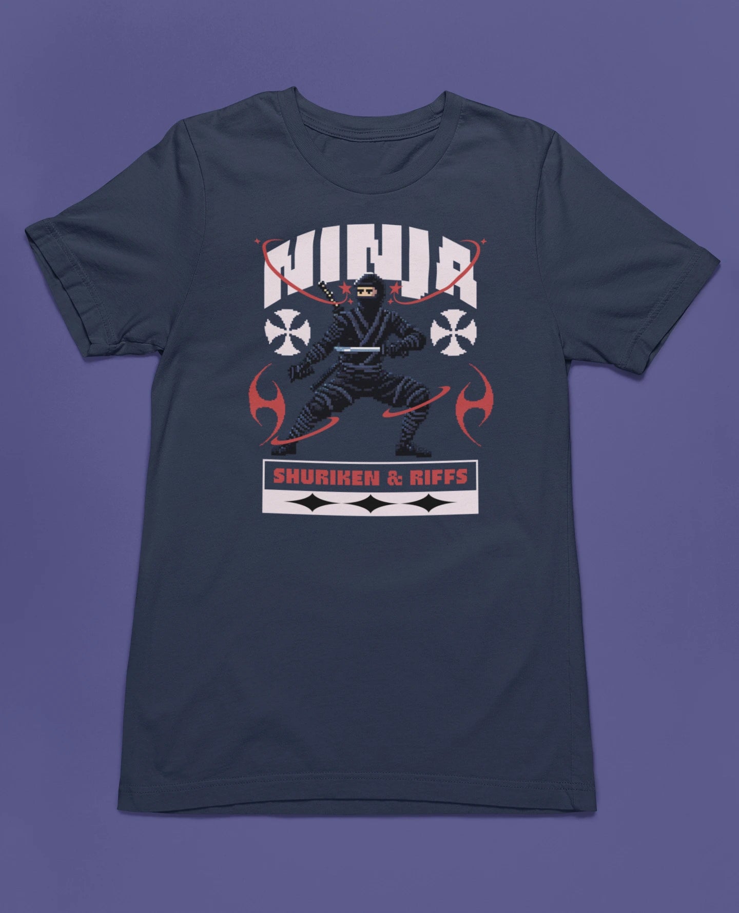 Ninja – Shuriken & Riffs | Retro Pixel Warrior T-Shirt für Gamer & Japan-Fans – marine T-Shirt als flatlay-Mockup, modernes Gaming-Design und hochwertiges Produktfoto.