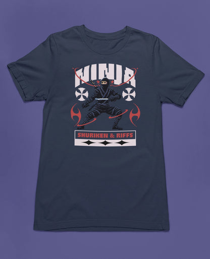 Ninja – Shuriken & Riffs | Retro Pixel Warrior T-Shirt für Gamer & Japan-Fans – marine T-Shirt als flatlay-Mockup, modernes Gaming-Design und hochwertiges Produktfoto.