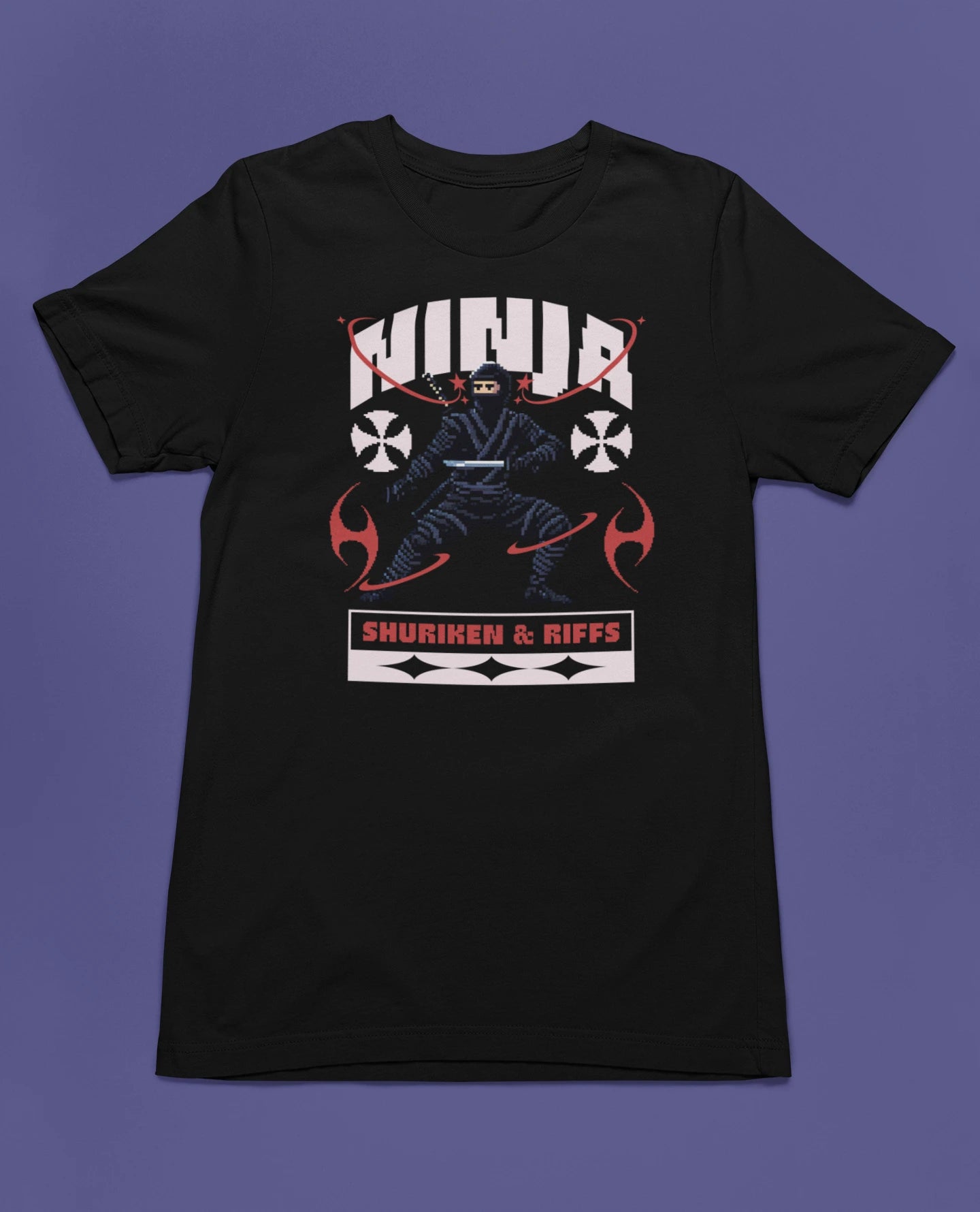 Ninja – Shuriken & Riffs | Retro Pixel Warrior T-Shirt für Gamer & Japan-Fans – schwarz T-Shirt als flatlay-Mockup, modernes Gaming-Design und hochwertiges Produktfoto.