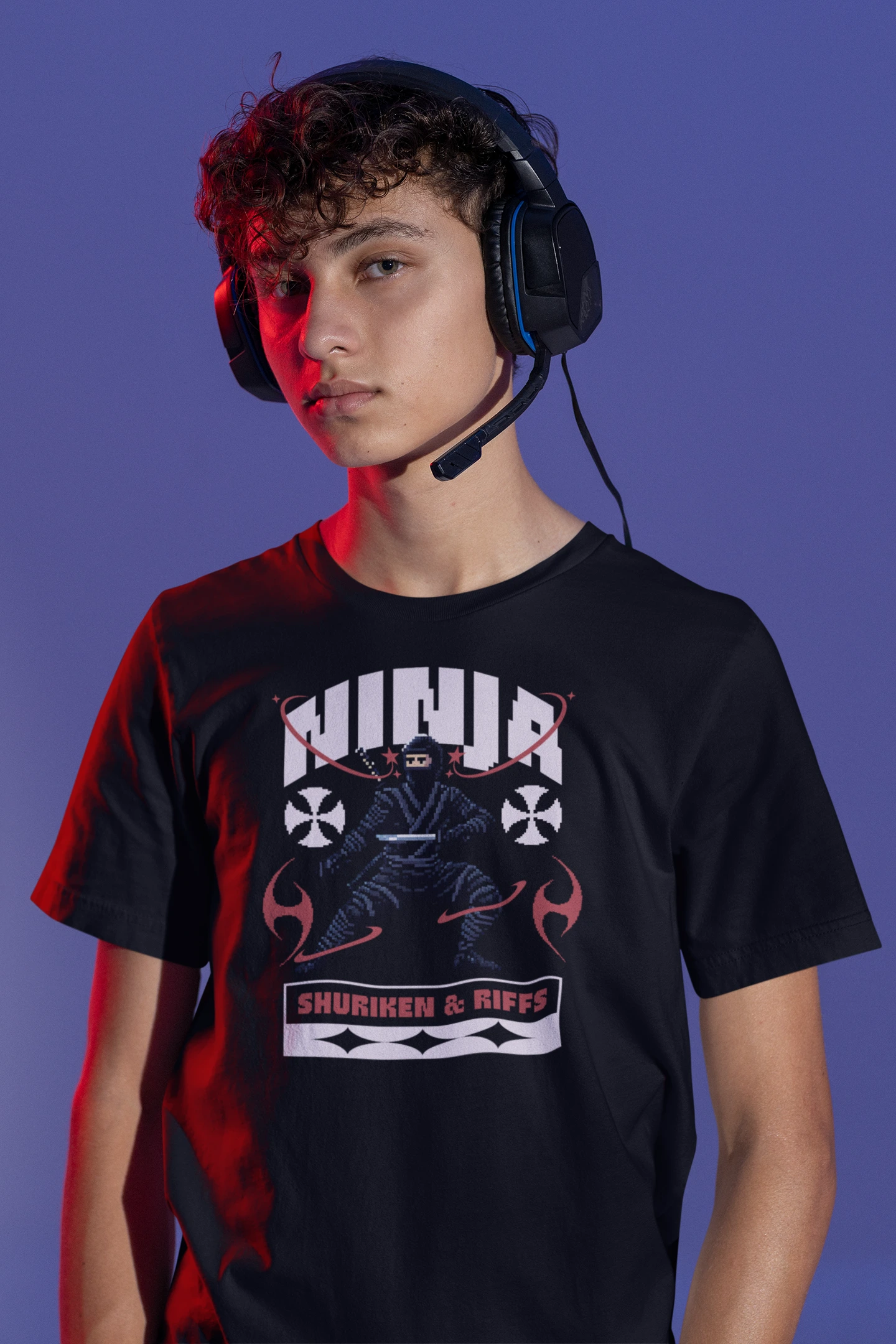Ninja – Shuriken & Riffs | Retro Pixel Warrior T-Shirt für Gamer & Japan-Fans – schwarz T-Shirt als maennlich-Mockup, modernes Gaming-Design und hochwertiges Produktfoto.