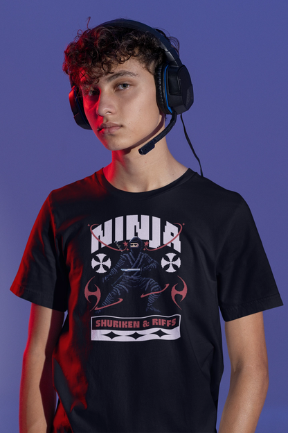 Ninja – Shuriken & Riffs | Retro Pixel Warrior T-Shirt für Gamer & Japan-Fans – schwarz T-Shirt als maennlich-Mockup, modernes Gaming-Design und hochwertiges Produktfoto.
