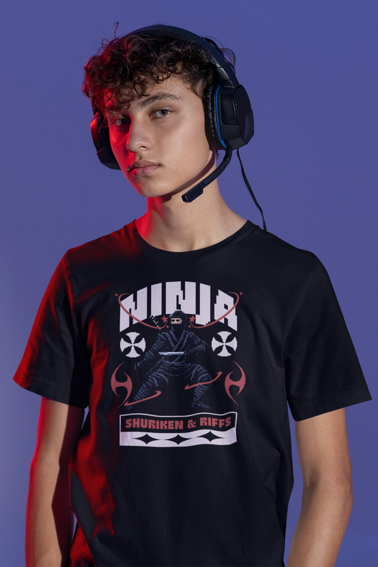 Ninja – Shuriken & Riffs | Retro Pixel Warrior T-Shirt für Gamer & Japan-Fans – schwarz T-Shirt als maennlich-Mockup, modernes Gaming-Design und hochwertiges Produktfoto.