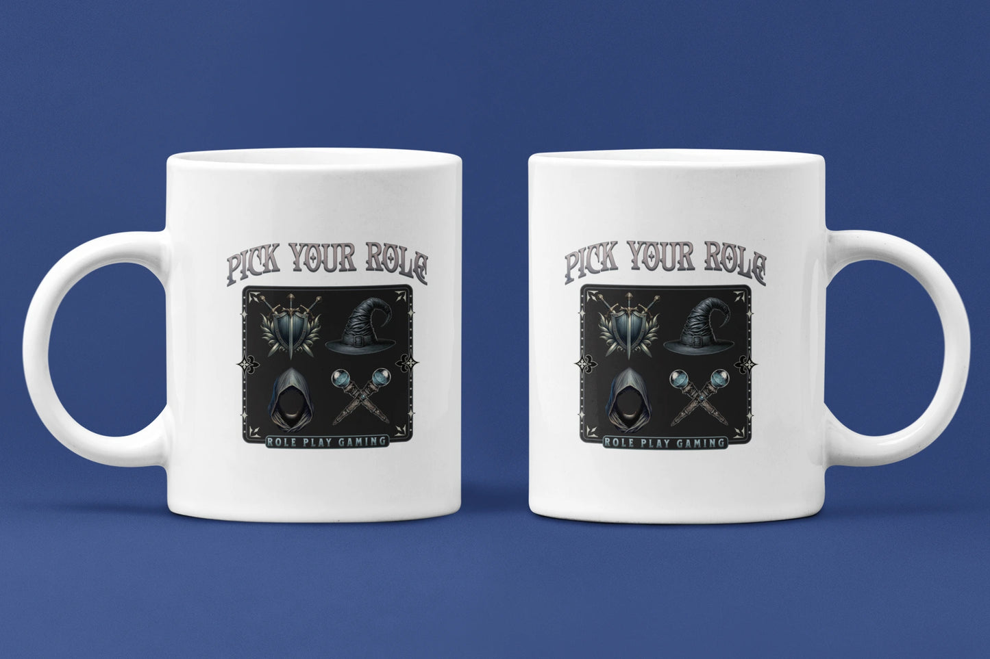 Pick Your Role – Keramiktasse (325 ml) – 325 ml Keramiktasse als Doppel-Mockup, hochwertiges Gaming- & Nerd-Design Produktfoto.